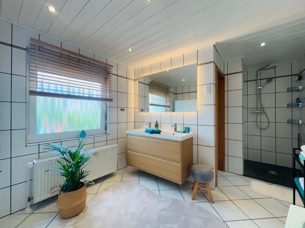 Badezimmer Übersicht mit Dusche und Wanne – RheingauWinkel47 Oestrich-Winkel