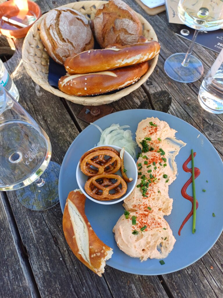 Brezel, Obatzda und Wein in der Straußwirtschaft – Rheingau-Genuss