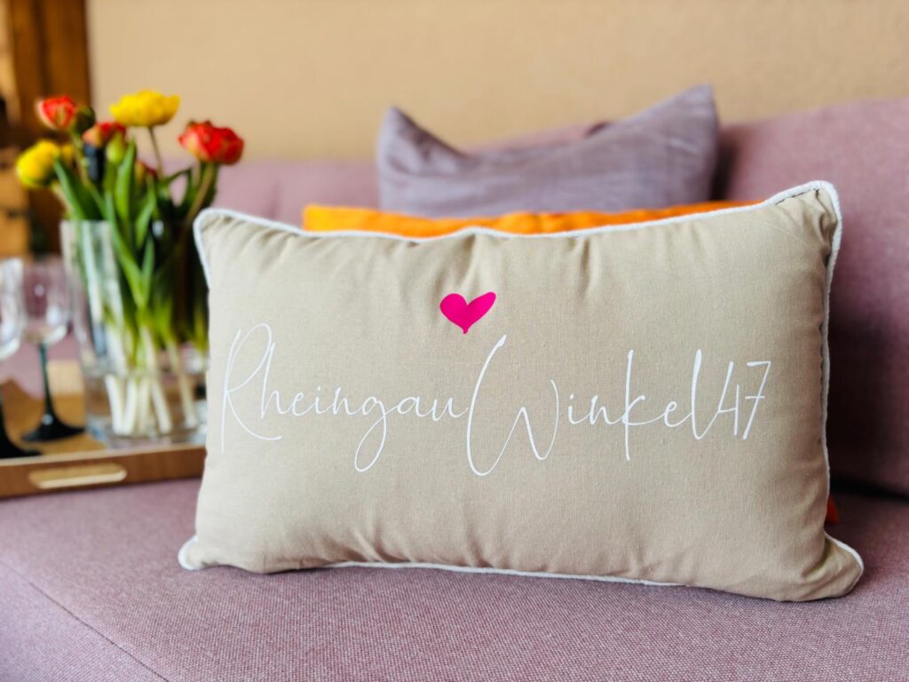 Frühlingshafte Einrichtungsdetails in der Ferienwohnung RheingauWinkel47 Oestrich-Winkel