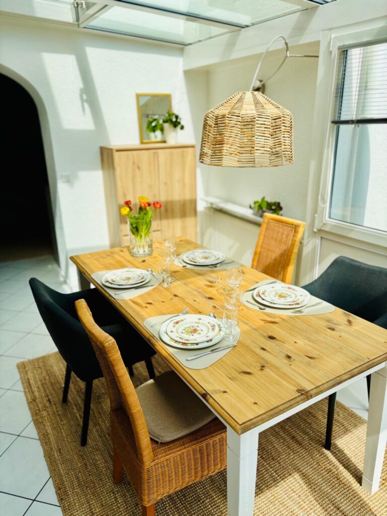 Essbereich im Tageslicht – Ferienwohnung RheingauWinkel47 Oestrich-Winkel