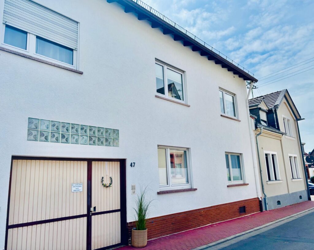 Hauseingang Nummer 47 – RheingauWinkel47 Ferienwohnung Oestrich-Winkel