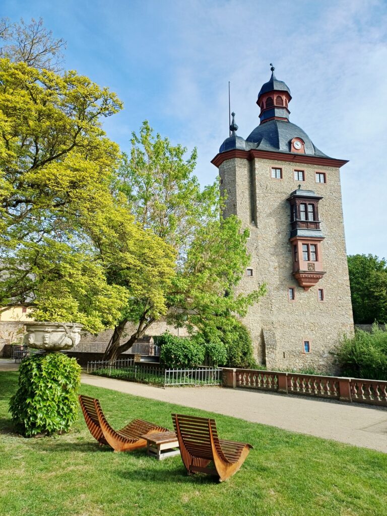 Kloster Eberbach Turm mit Liegestühlen – Sehenswürdigkeit im Rheingau
