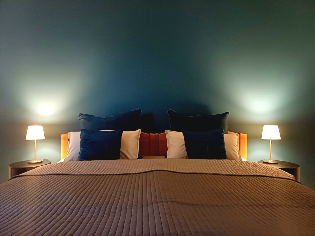 Schlafzimmer 1 mit Doppelbett – RheingauWinkel47 Ferienwohnung Oestrich-Winkel