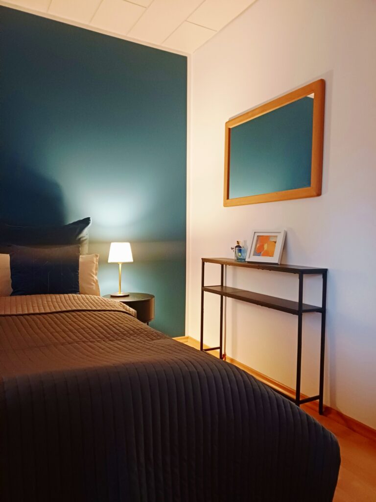 Schlafzimmer 1 mit Doppelbett, Seitenansicht – RheingauWinkel47 Oestrich-Winkel