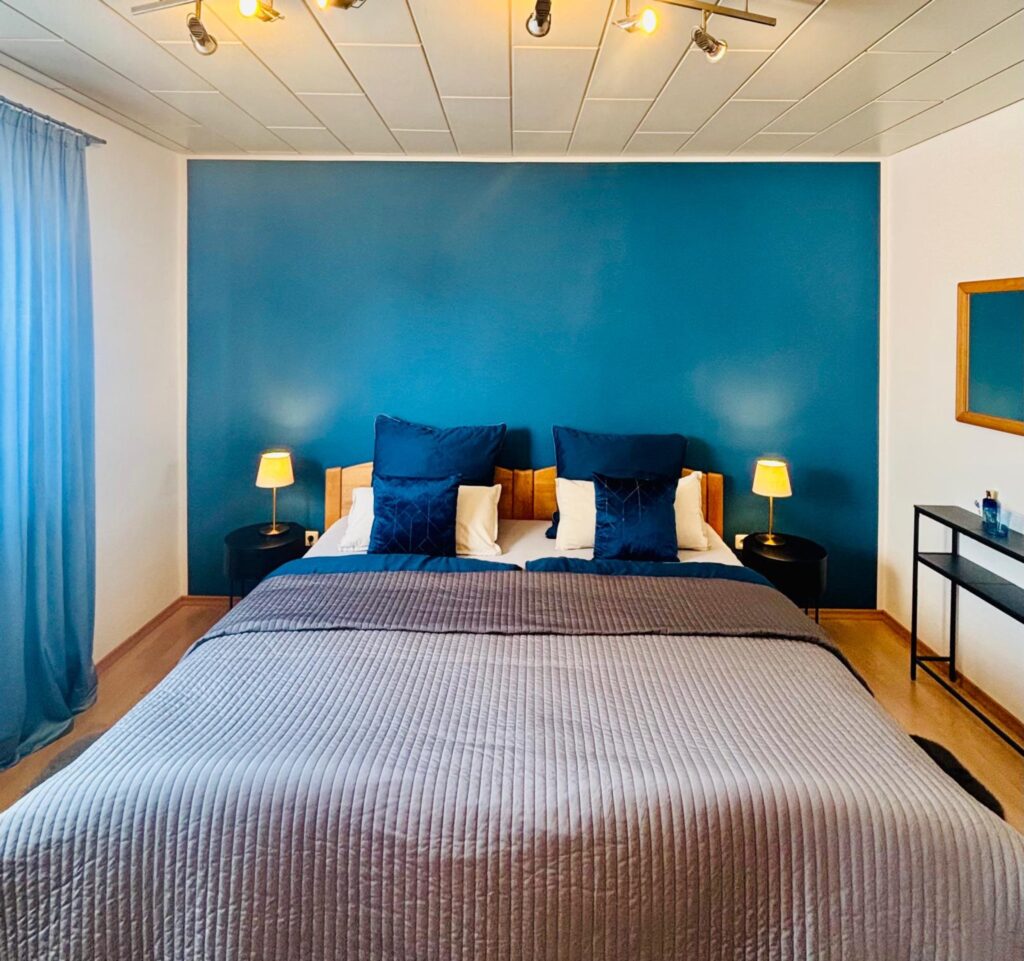 Schlafzimmer 1 gemütlich eingerichtet – RheingauWinkel47 Oestrich-Winkel