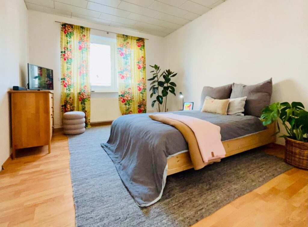 Schlafzimmer 2 mit Bett – RheingauWinkel47 Ferienwohnung Oestrich-Winkel