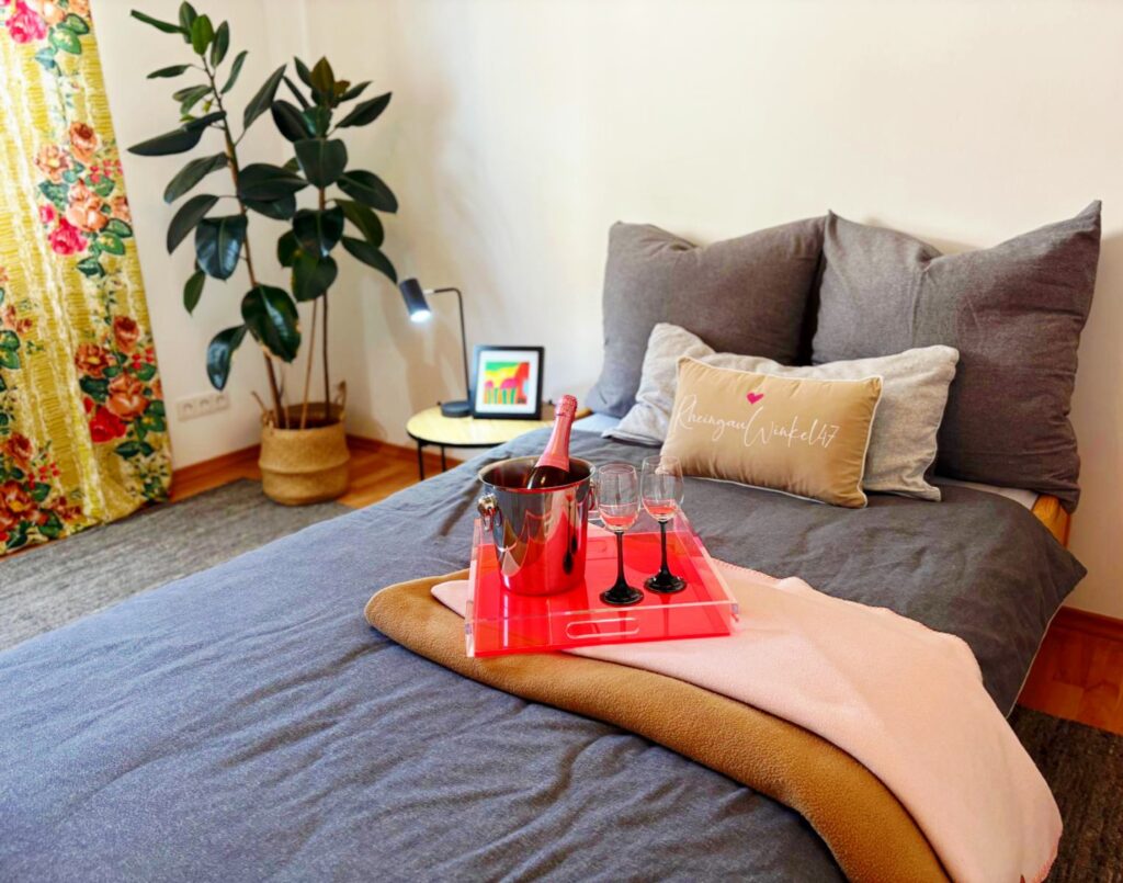 Schlafzimmer 2 stimmungsvoll – RheingauWinkel47 Ferienwohnung Oestrich-Winkel