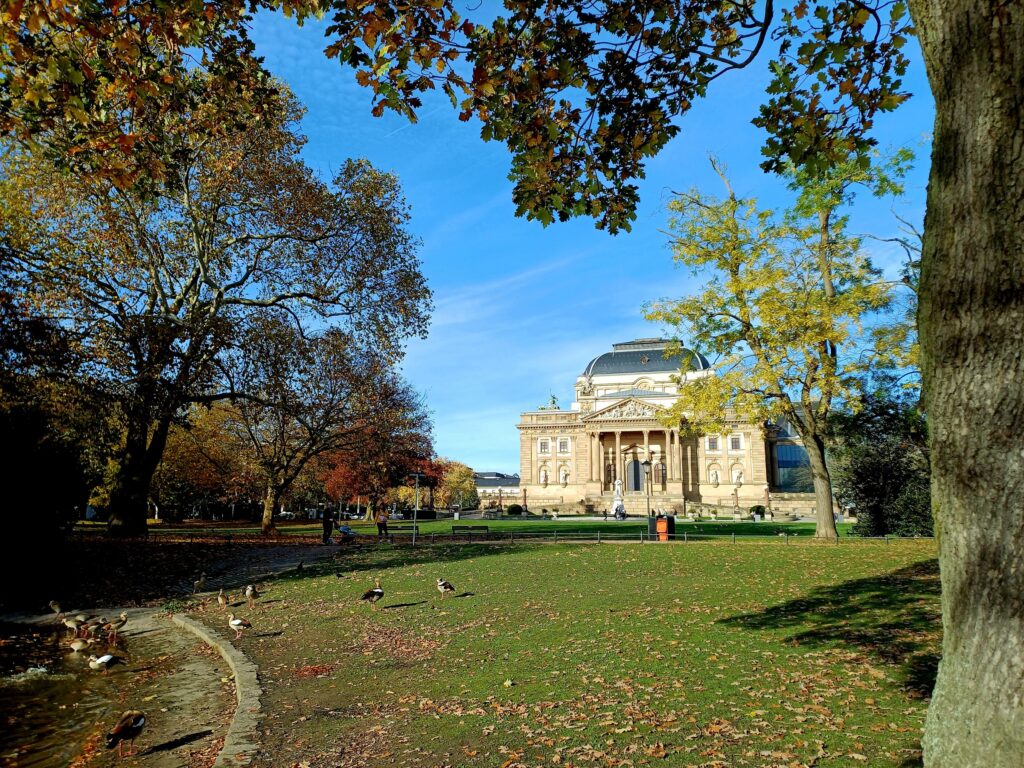 Wiesbaden Kurhaus im Herbstlaub – Tagesausflug ab Oestrich-Winkel